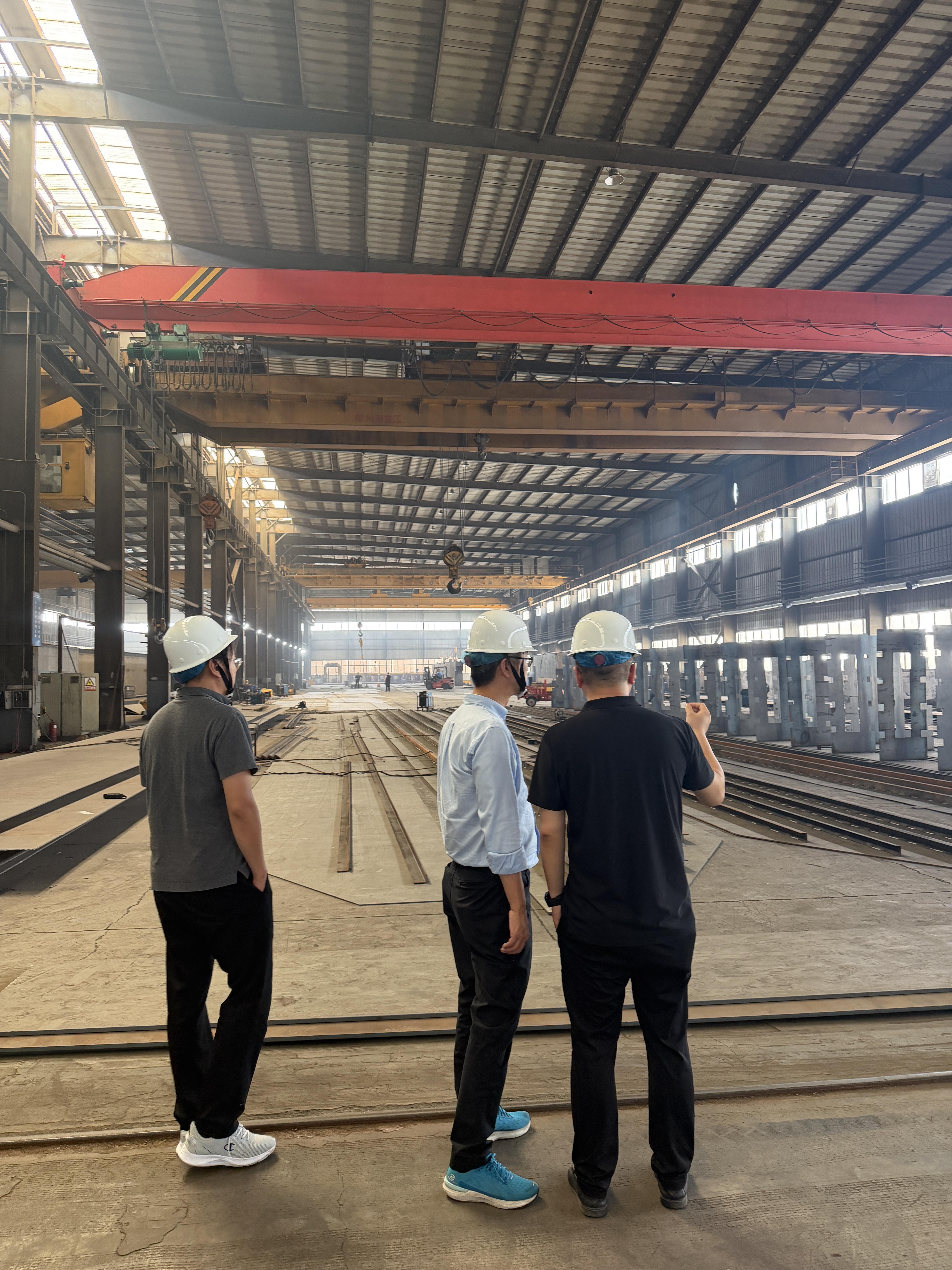 Spanish Customer Explores Rubber-Tyred Mobile Gantry Crane Solution-2